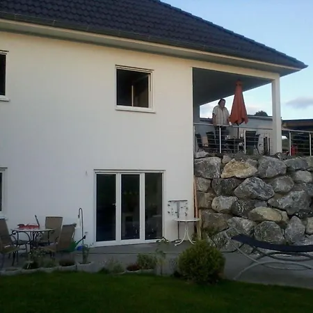 Mit Grosser Gartenterrasse Und Ausblick *