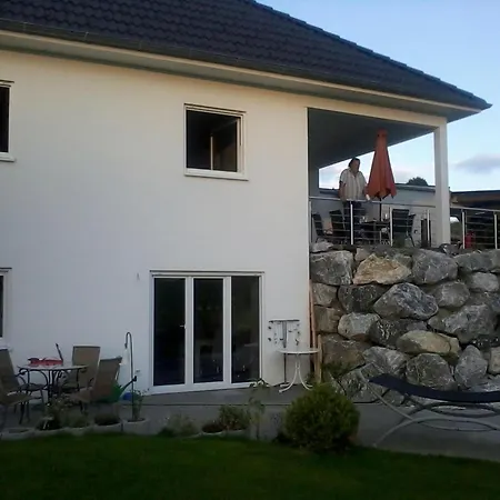 Mit Grosser Gartenterrasse Und Ausblick