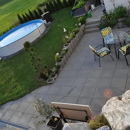 Mit Grosser Gartenterrasse Und Ausblick Apartment *