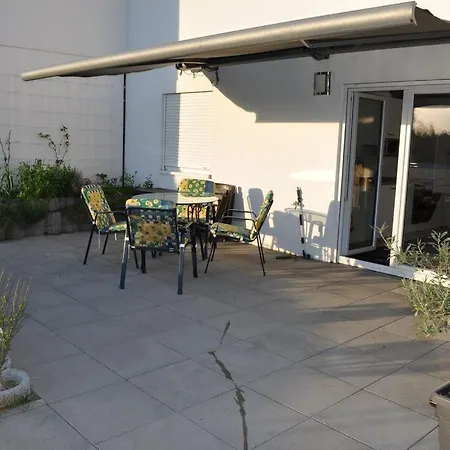 Mit Grosser Gartenterrasse Und Ausblick Appartement *