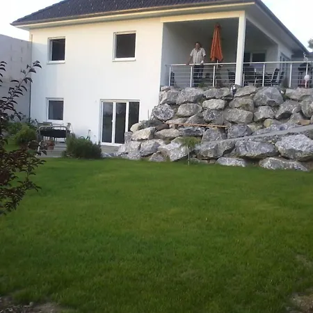 Mit Grosser Gartenterrasse Und Ausblick Appartement *