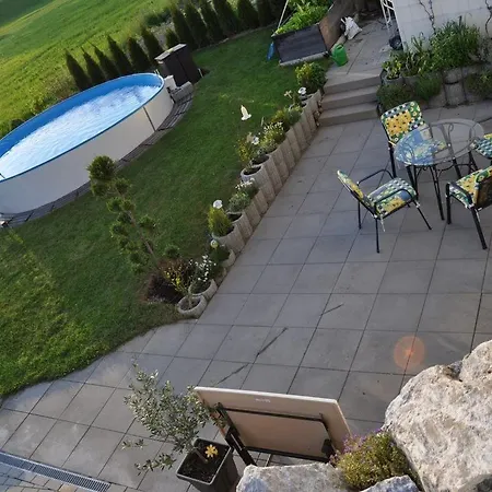 Mit Grosser Gartenterrasse Und Ausblick Appartement