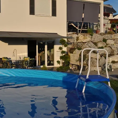 Mit Grosser Gartenterrasse Und Ausblick Appartement *